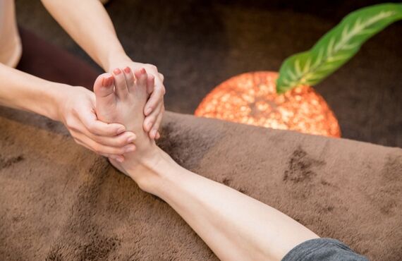 立ち仕事の疲れやすわり仕事の足のむくみ…フットケアは横浜駅から近くのAMOSへ