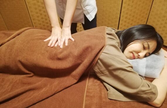 身体が冷えると慢性的なコリなど体の不調に！AMOSの冷え対策で不調しらずのポカポカボディに♡