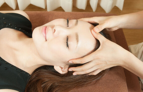 横浜駅の近くでフェイシャルの施術を承っておりますのでご利用ください